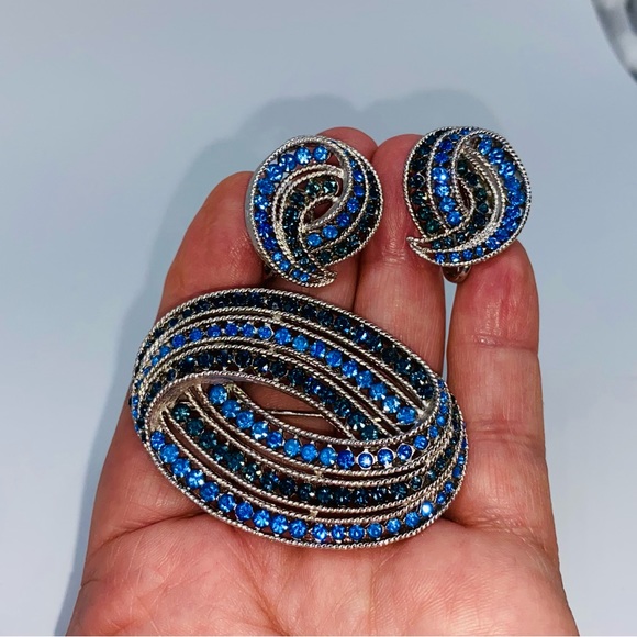 Trifari Crown 1960’s Modernist Brooch and Earrings Made in the USA - Picture 2 of 5